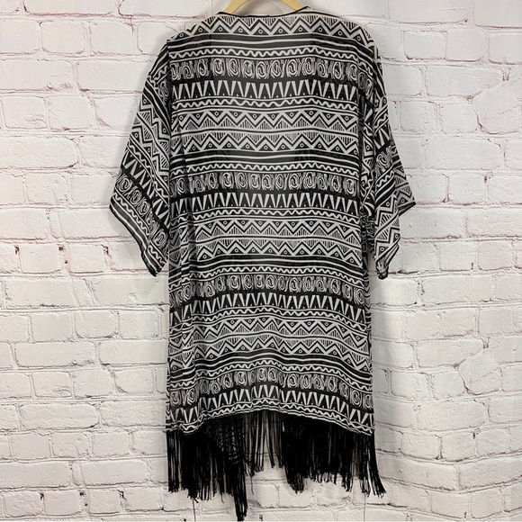 LuLaRoe Black White Patterned Top shawl poncho open front drape size large vacay - Picture 4 of 6